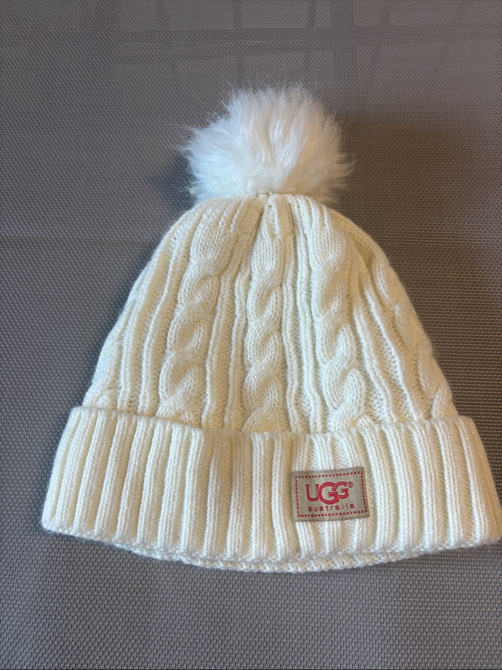 UGG women’s Ivory Cable Knit Pom Hat EUC
